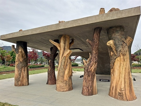 ▲ 관음포 인근 관음포 광장에 세워진 팔만대장경 기념물로 팔만대장경 판각 과정이 새겨져 있다. 팔만대장경판은 지리산 일대에서 자란 산벚나무, 후박나무, 돌배나무를 벌채한 후 뗏못을 이용해 섬진강을 따라 관음포 앞바다에 염장했다가 판각했다. ⓒ오문수