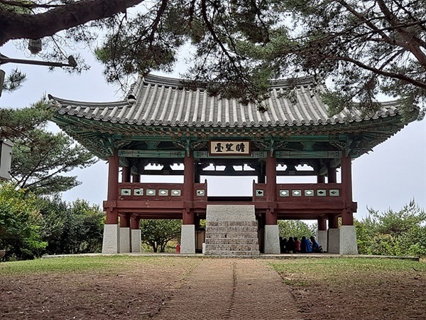 ▲  이순신 장군이 순국한 관음포 앞바다가 한눈에 보이는 첨망대 모습. 관광객들이 점심을 먹는 모습이 눈에 거슬렸다 ⓒ오문수