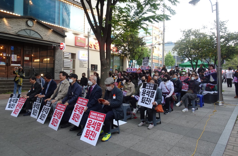 ▲ 여수시민비상시국선언 및 윤석열퇴진 촛불문화제에 참석한 시민들