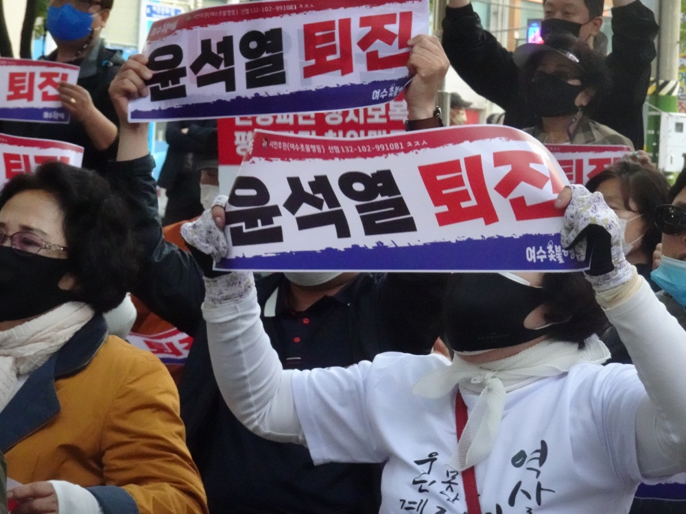 ▲여수시민비상시국선언 및 촛불문화제에 참여한 시민