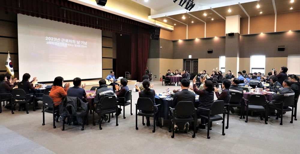 ▲‘소통·나눔 즐거운 간담회’ 교직원 축하공연