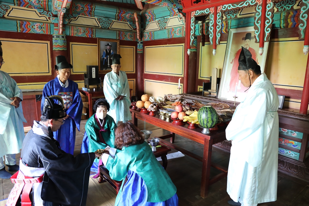 ▲ 초헌관으로 제례를 집행하는 박제수 서장