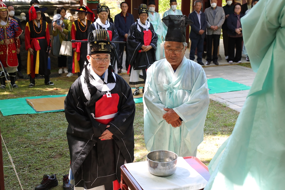 ▲ 초헌관으로 제례를 집행하는 박제수 서장