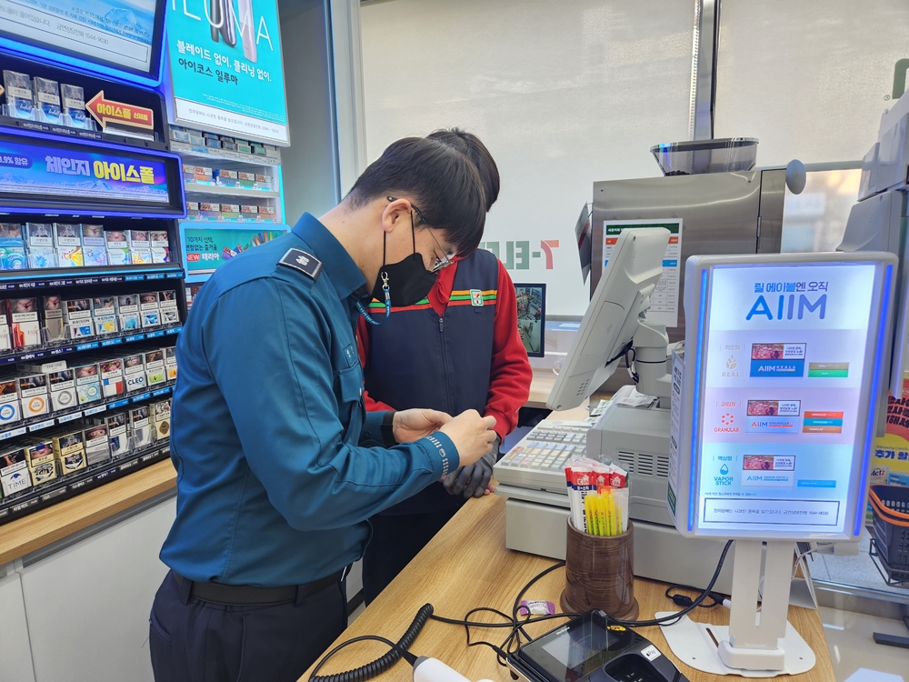 ▲ '112신고 버튼 스티커' 를 직접 붙이는 여수경찰