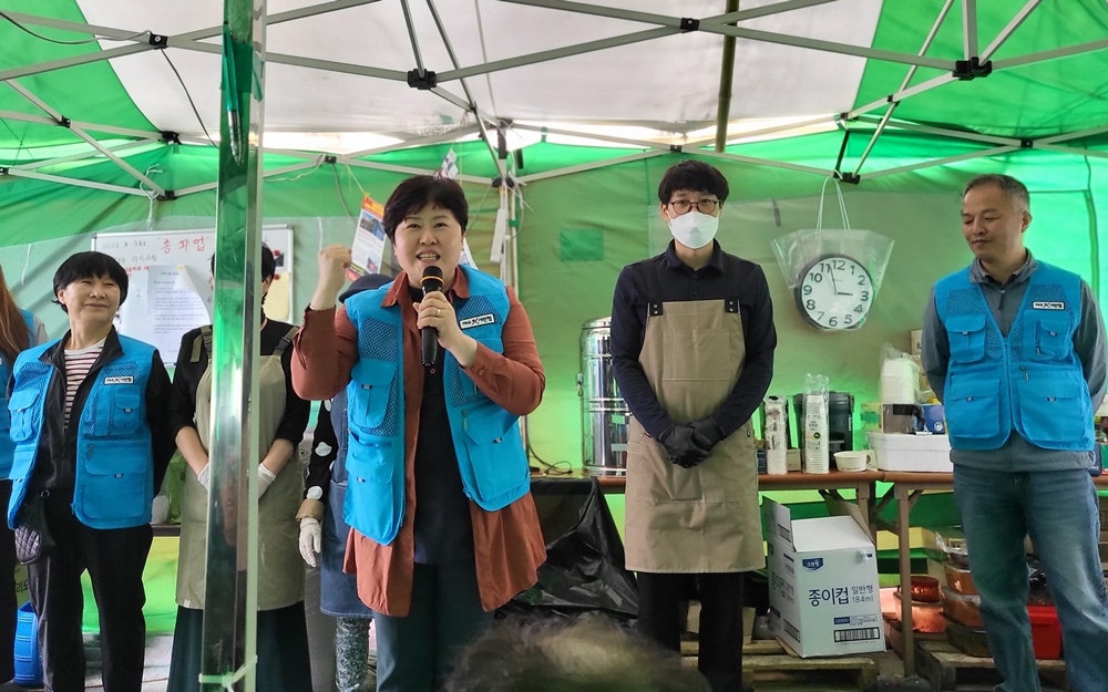 ▲여수시민협 이은미 상임대표가 응원의 말을 전하고 있다