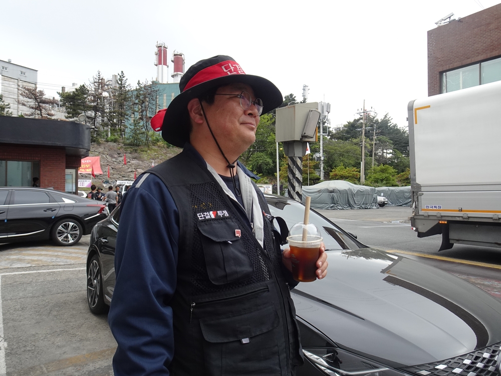 ▲ 비를라카본코리아 여수공장에서지게차운반을 담당하는 노동자 