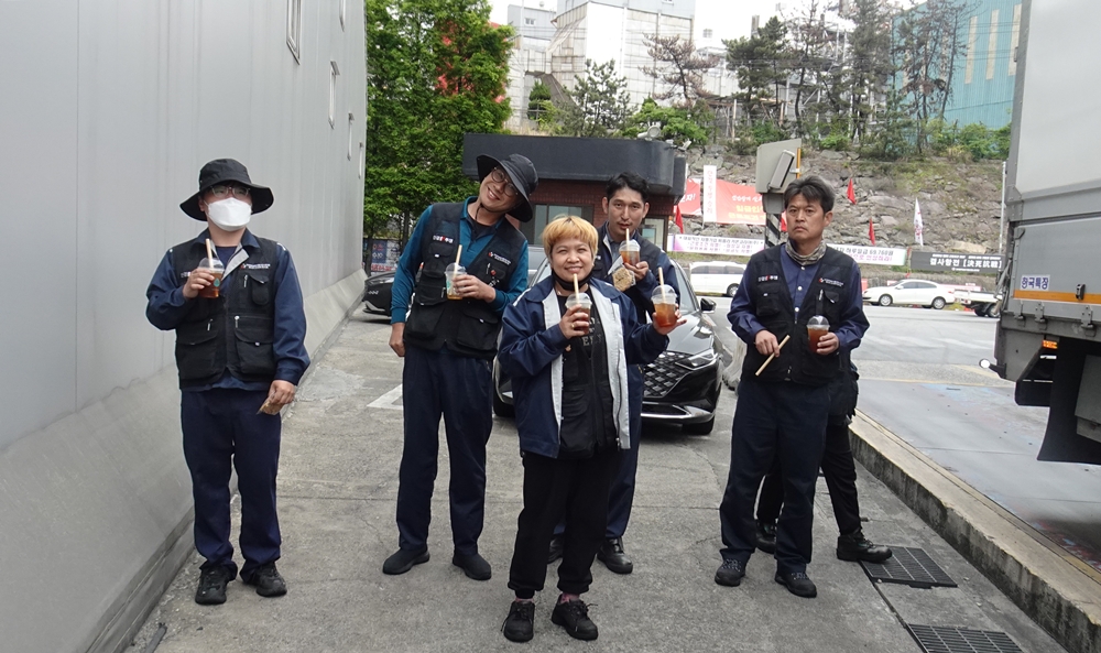 ▲ 커피차를 지원받은 비를라카본코리아 사내하청회사 노동자