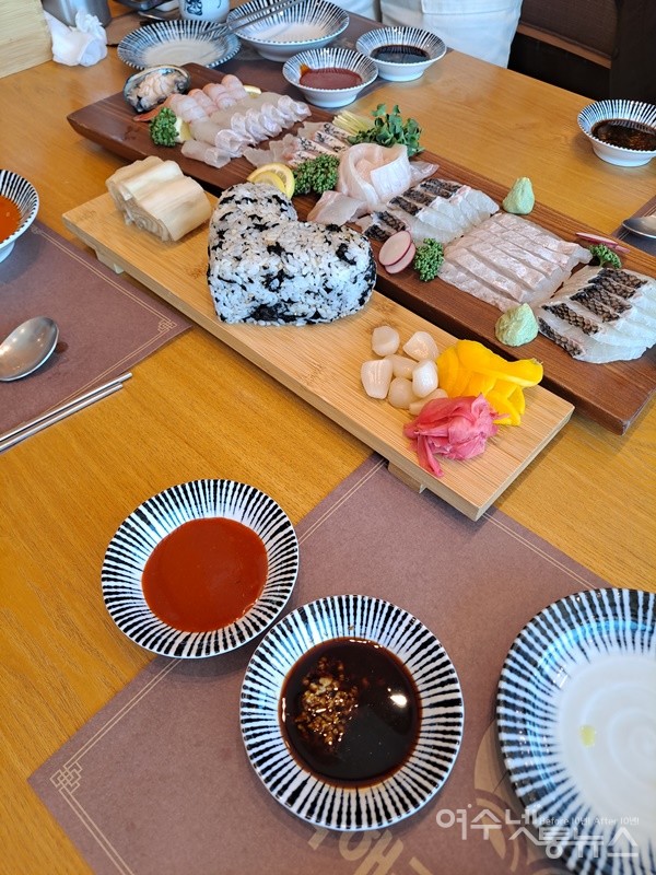 ▲여수 육해공숙회천국엑스포점의 선어회와 숙회다.  ⓒ조찬현