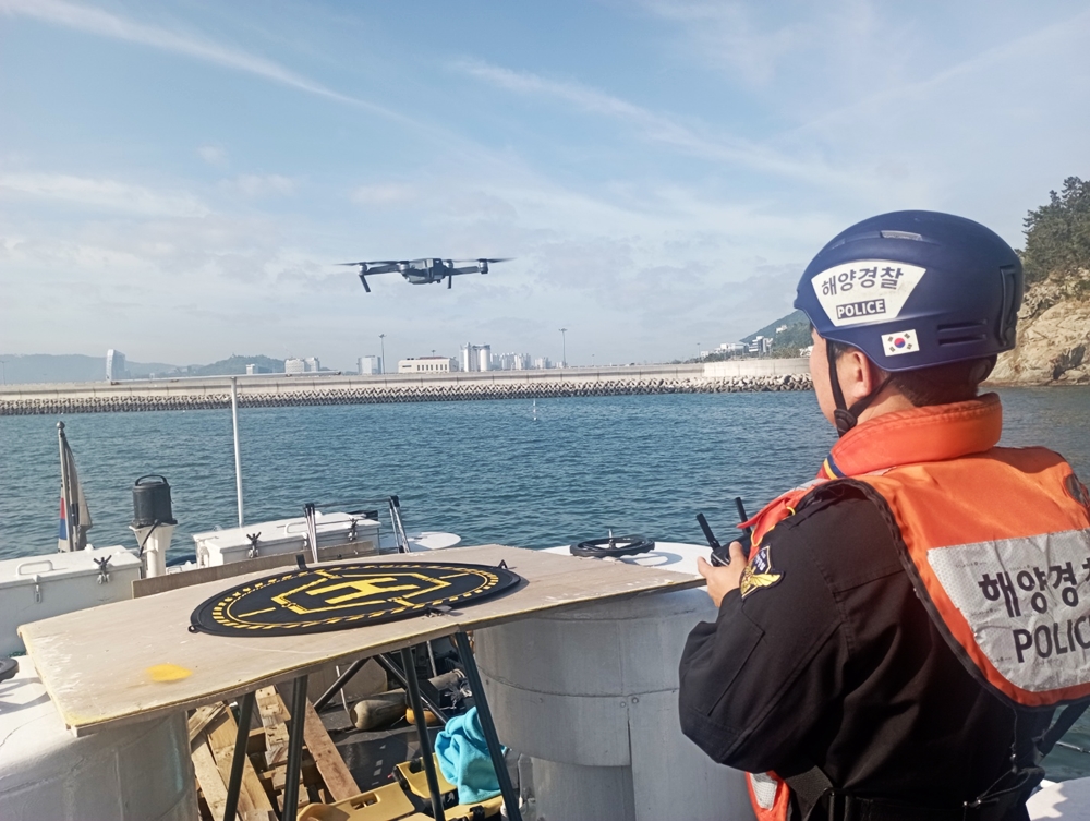 ▲ 해경 경비함정 드론 순찰팀이 해상 순찰중이다