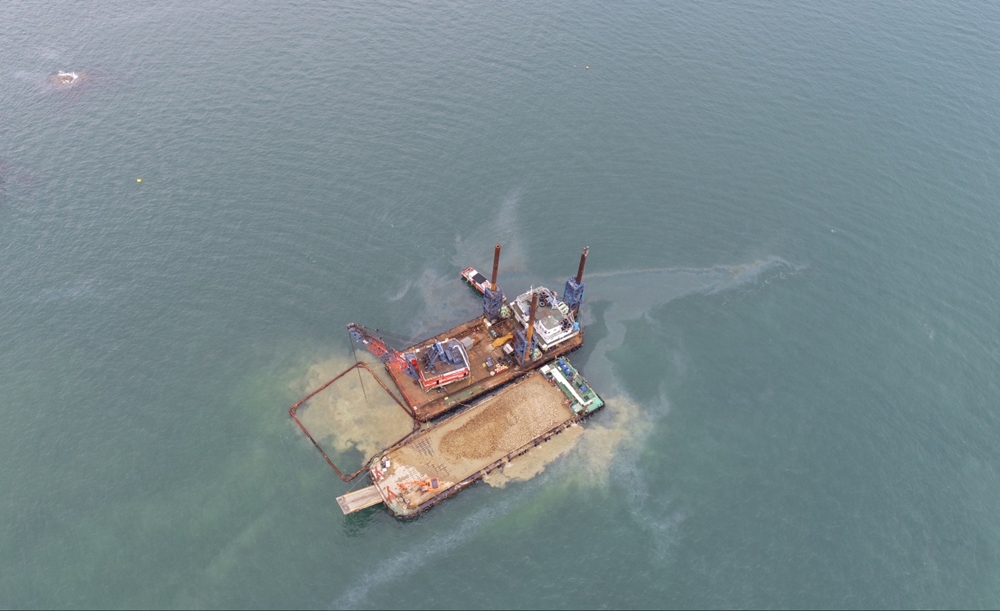 ▲ 해경 경비함정 드론 순찰팀이 해상 오염원을 파악중이다