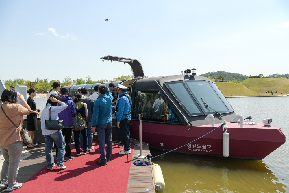 ▲ 국내 최초 전기여객선에 탑승하고 있다.
