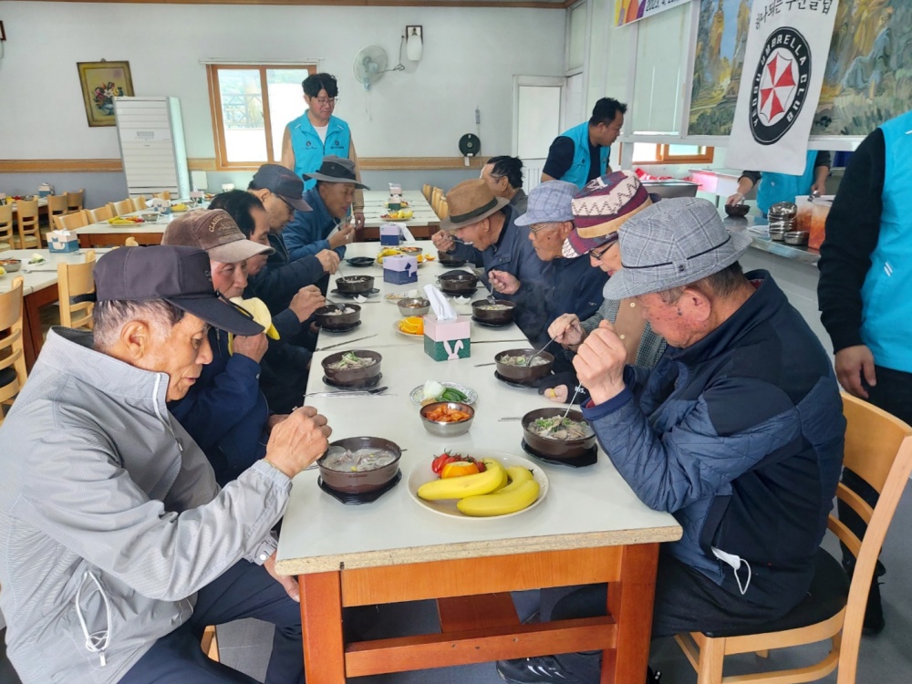 ▲ 따뜻한 국밥을 대접받은 어르신