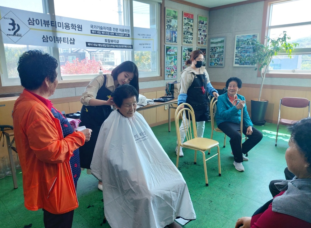 ▲ 삼이뷰티샵 직원들이 이미용봉사를 펼치고 있다.