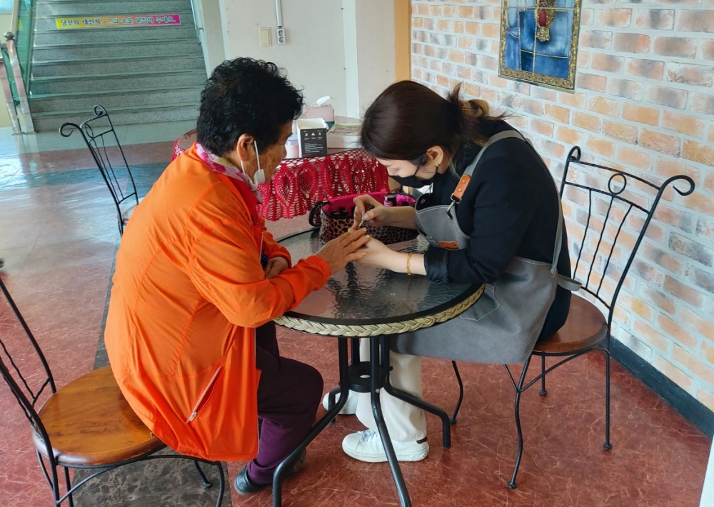 ▲ 어르신 네일아트 모습