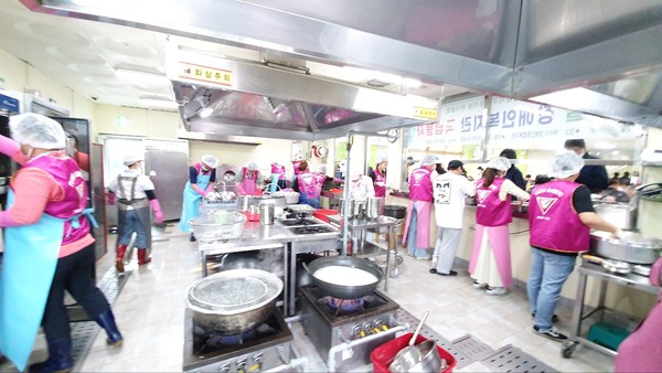 ▲ ⓒ국제와이즈멘 한국지역 전남지구 여수지방 한려클럽 급식봉사