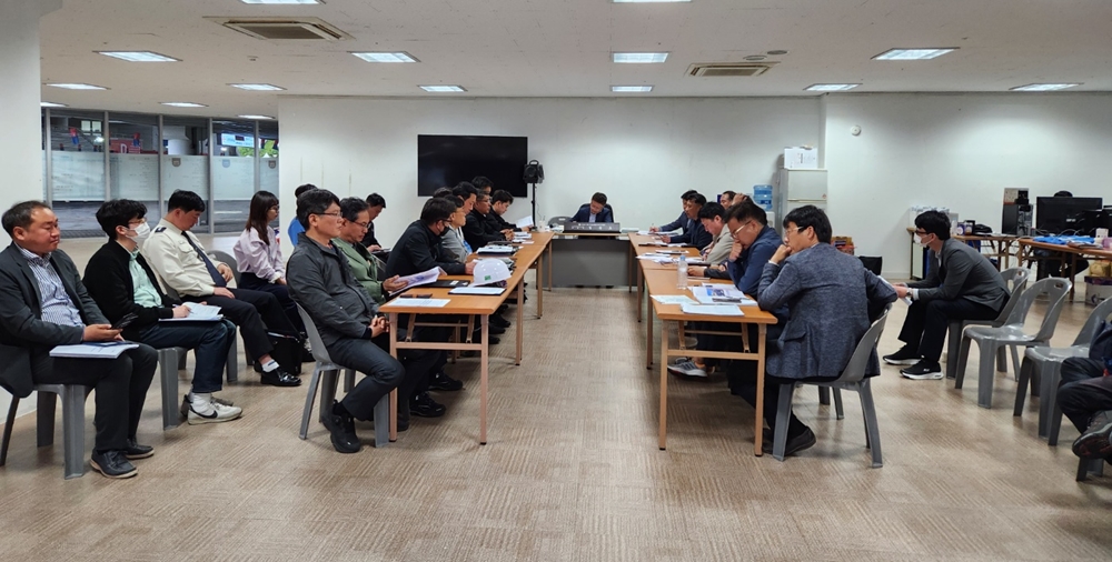 ▲ 3일 오후 4시 거북선축제 사무실에서 축제위원회, 행안부, 전남도, 여수시, 여수소방서, 여수경찰서, 여수해양경찰서, 가스안전공사, 전기안전공사, 시설물 안전분야 교수 및 유관단체 관계자 등이 합동으로 안전점검을 마치고 그에 따른 보완할 안전대책 논의하고 있다.