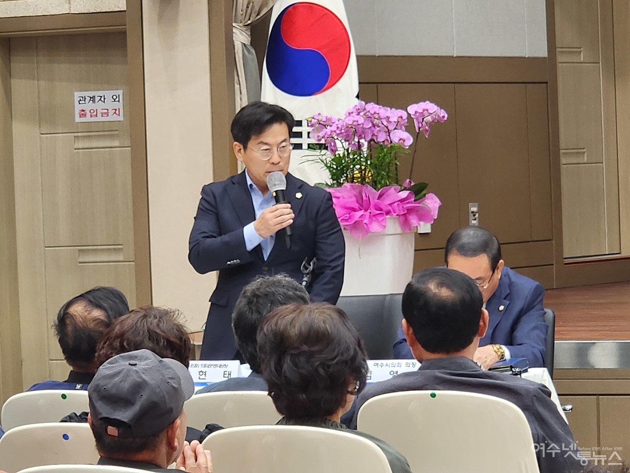 ▲ 2023년도 여수시장과의 열린대화에서 인사하는 강현태 시의원 ⓒ심명남