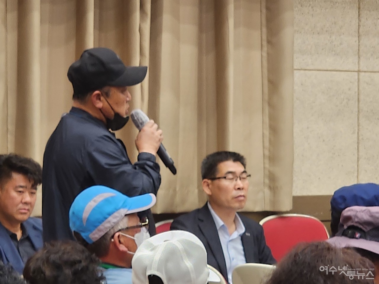 ▲ 2023년도 여수시장과의 열린대화에서 한 주민이 개발보다 녹지보존의 필요성을 말하고 있다 ⓒ심명남