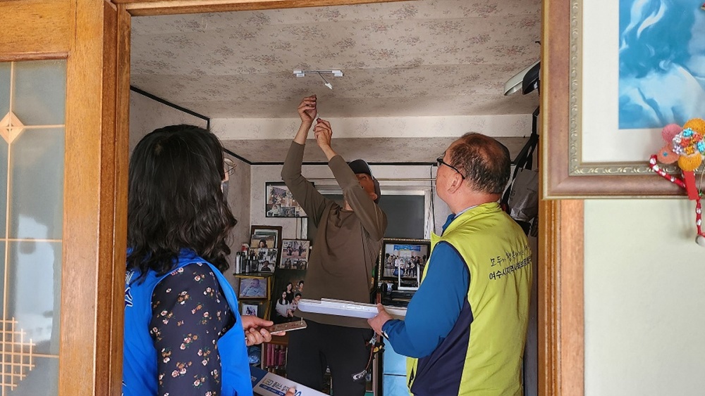 ▲ 화양면 서연마을에 거주하는 다니엘 로스 부부의 노후 전기시설 교체 자원봉사