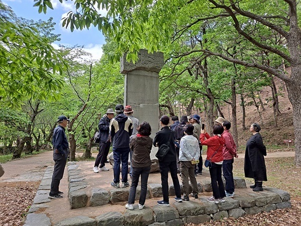 ▲ 뇌헌스님에 관한 기록이 적혀있는 흥국사사적비 주위에서 조고선유적답사단 안동립 단장의 설명을 듣고있는 일행들 ⓒ 오문수