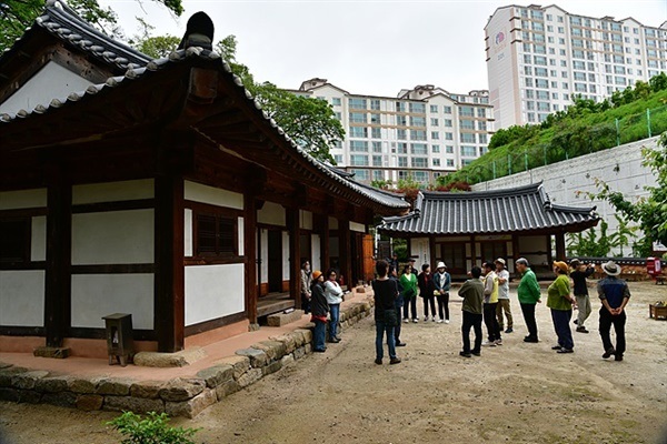 ▲이순신 모친이 기거했던 자당기거지에서 문화해설사의 설명을 듣고 있는 일행들 ⓒ 오문수