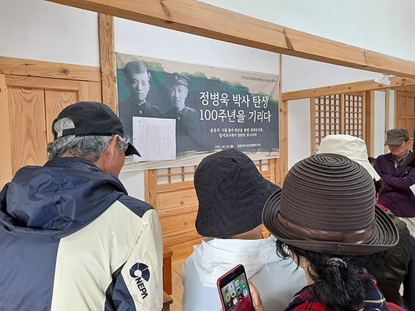 ▲ 윤동주 유고집을 보관했던 정병욱가옥을 방문한 일행이 해설사의 설명을 듣고 있다 ⓒ 오문수