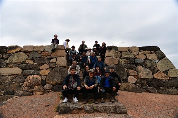 ▲ 순천왜교성에서 기념촬영한 일행들 ⓒ 오문수