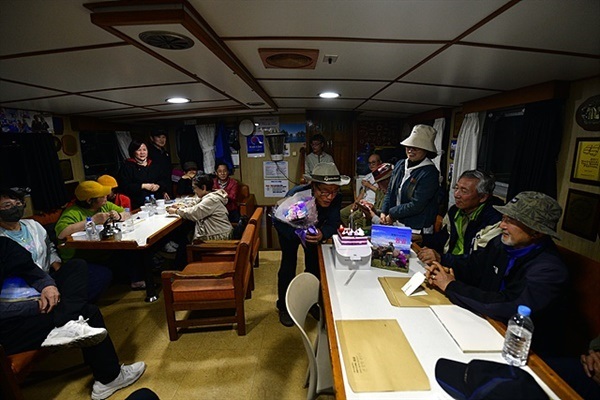 ▲  국내 유일범선인 코리아나호에서 필자가 쓴 '텡게르가 손짓하는 몽골' 출판기념회를 하는 장면으로 일행들이 격려해줬다. ⓒ 오문수