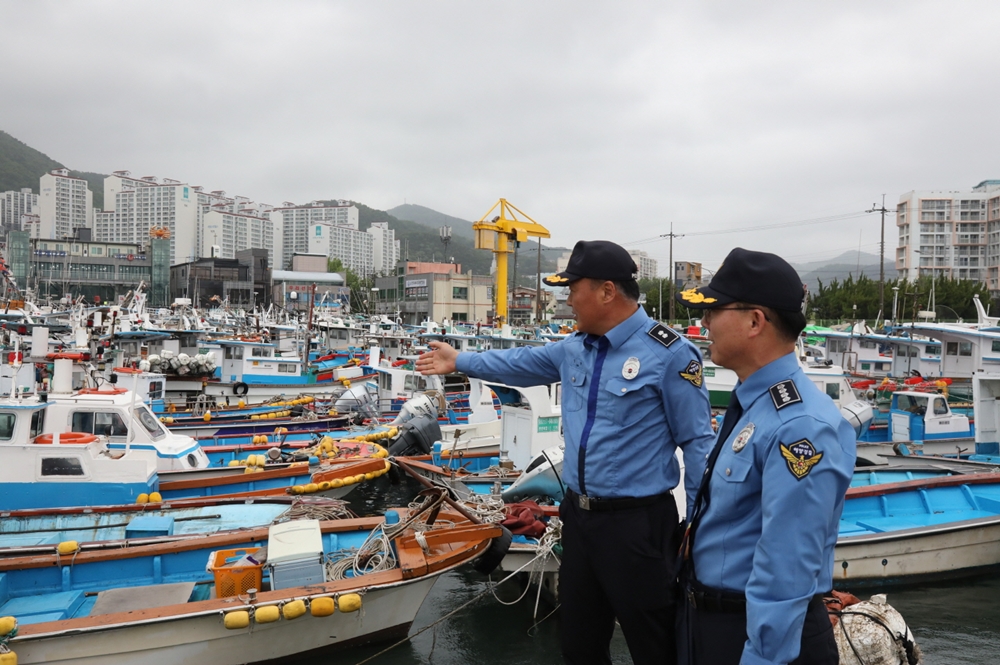▲ 여수해양경찰서장이 어선 밀집 지역인 국동항을 점검 중이다.
