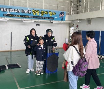 ▲ 기념촬영하는 시민