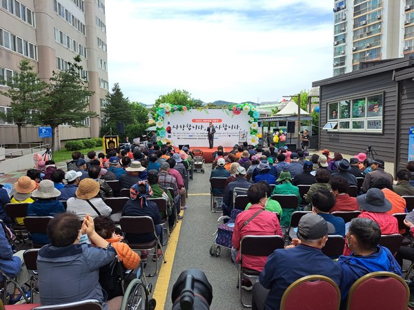 ▲ ⓒ 2023. 어버이날 기념식 「사랑합니다, 감사합니다.」 행사를 진행 하고 있다.