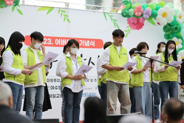 ▲ ⓒ 복지관 직원들이 어머니의 마음을 제창하고 있다.