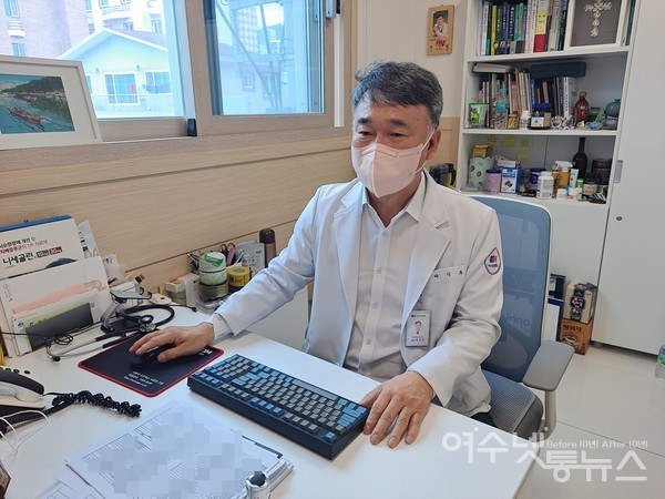 ▲환자를 진료 중인 여수 중앙병원 박기주 병원장 ⓒ조찬현