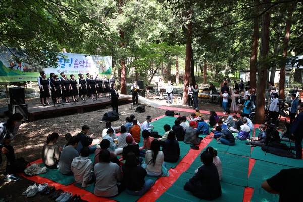 ▲ 여수시립합창단의 공연을 여수시민들이 관람하고 있다.