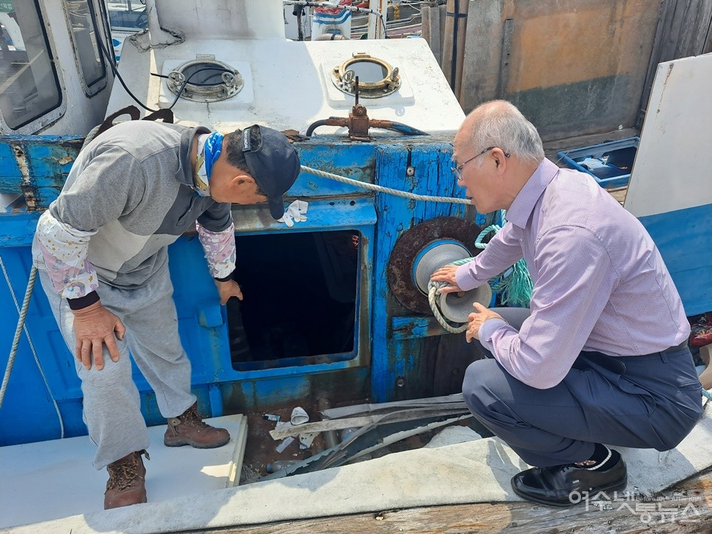 ▲정한수 여수환경운동연합 공동의장이 국동 어촌계장과 함께 장기 방치 선박을 살펴보고 있다. ⓒ조찬현