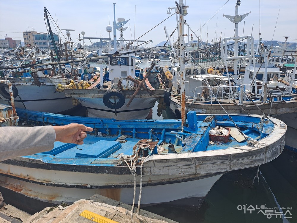 ▲30년째 양식업을 한다는 정 OO씨가 방치 선박의 문제점을 지적하고 있다. ⓒ조찬현