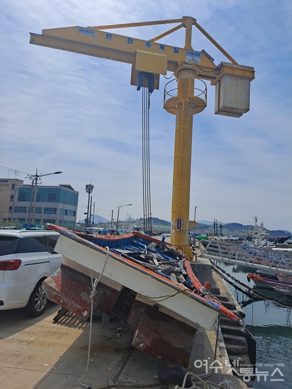 ▲크레인이 설치된 도로 가에 폐선박이 흉물스럽게 방치되어 있다. ⓒ조찬현