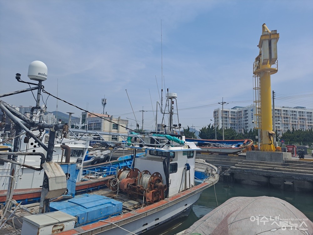 ▲장기 방치 선박으로 인해 선박 고장 발생 시 크레인으로 접근할 수가 없다.  ⓒ조찬현