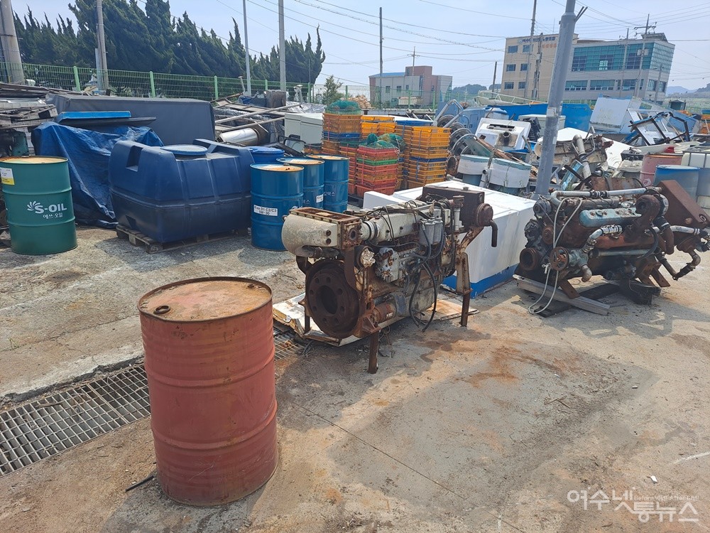 ▲여수시 국동항 어촌계사무실 곁에 야적된 쓰레기는 일부 치웠다. 현재 작업이 진행 중이다. ⓒ조찬현