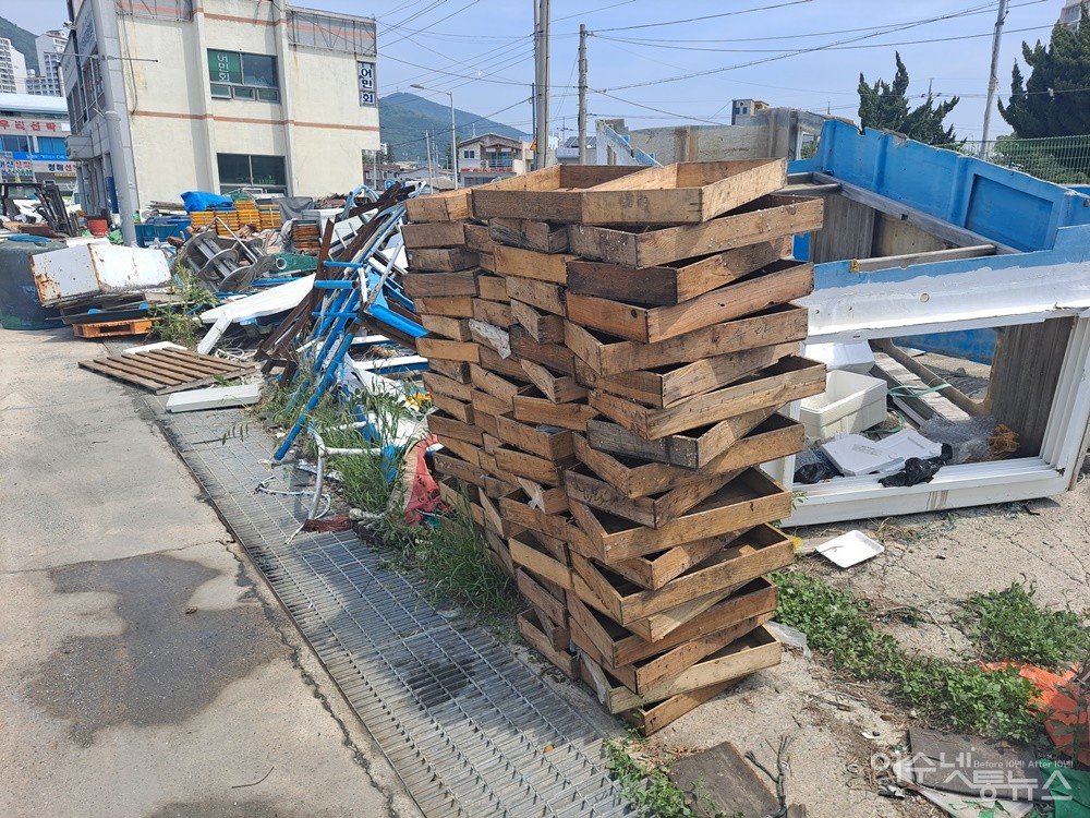 ▲국동 어촌계사무실 주변에 야적된 쓰레기다. 치우면 또다시 내다 버린다. ⓒ조찬현