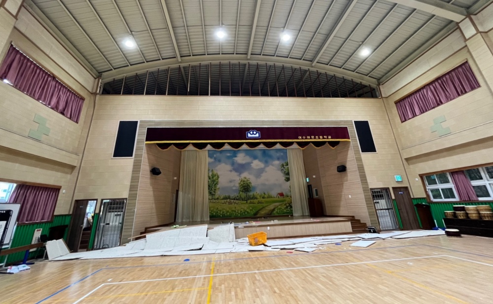 ▲ 천장 구조물이 무너진 여문초등학교 체육관 ⓒ여수소방서 제공