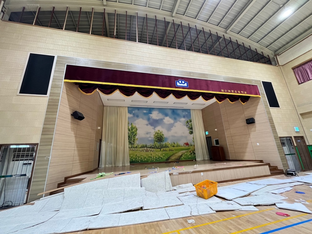 ▲ 천장 구조물이 무너진 여문초등학교 체육관 ⓒ여수소방서 제공