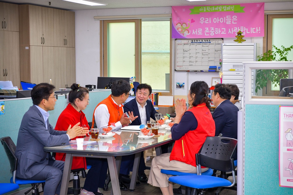 ▲ 아동양육시설 삼혜원을 방문한 정기명 여수시장