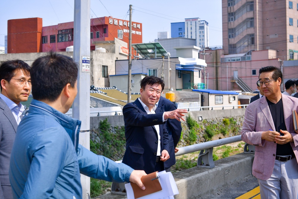 ▲서교동 교통환경 개선요청과 상습침수 지역을 방문한 정기명 여수시장