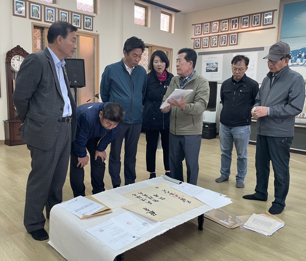 ▲ 거문도 역사.문화를 살펴보는 전라남도의회 경제관광문화위원회 위원
