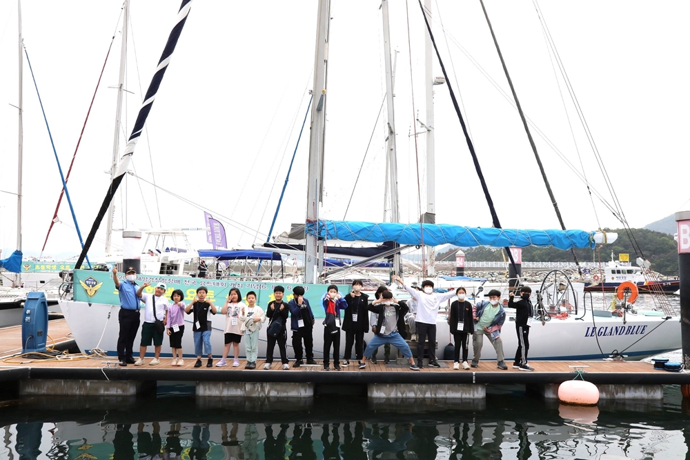 ▲ 봉산초 어린이들이 요트 승선에 앞서 기념사진을 찍고 있다.
