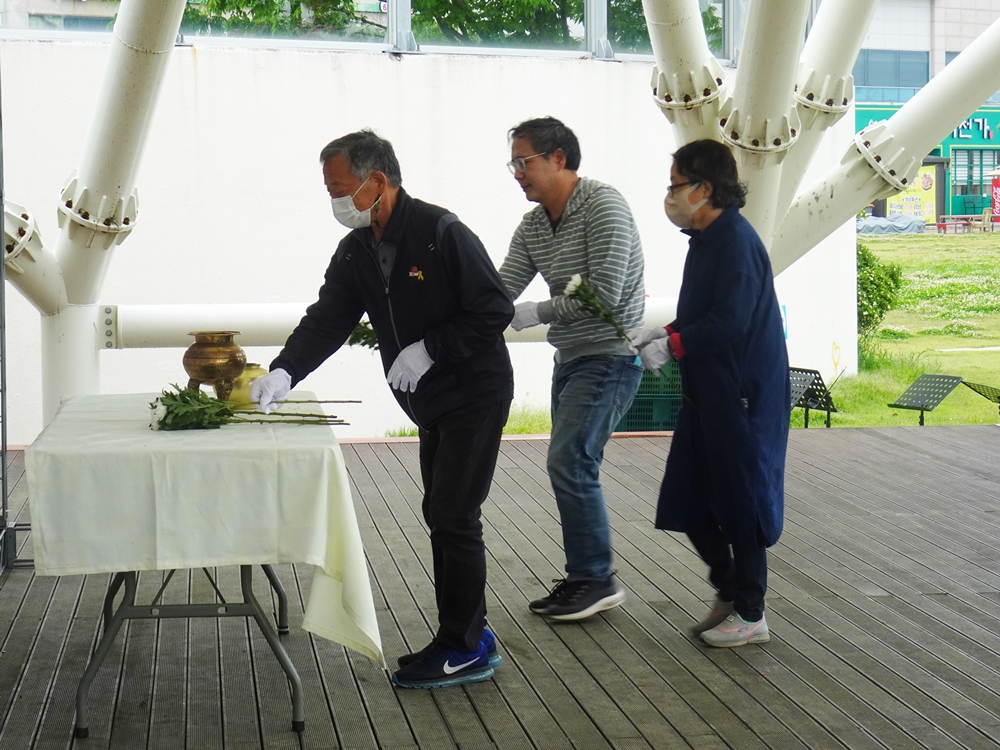 ▲ 헌화를 하는 참여자