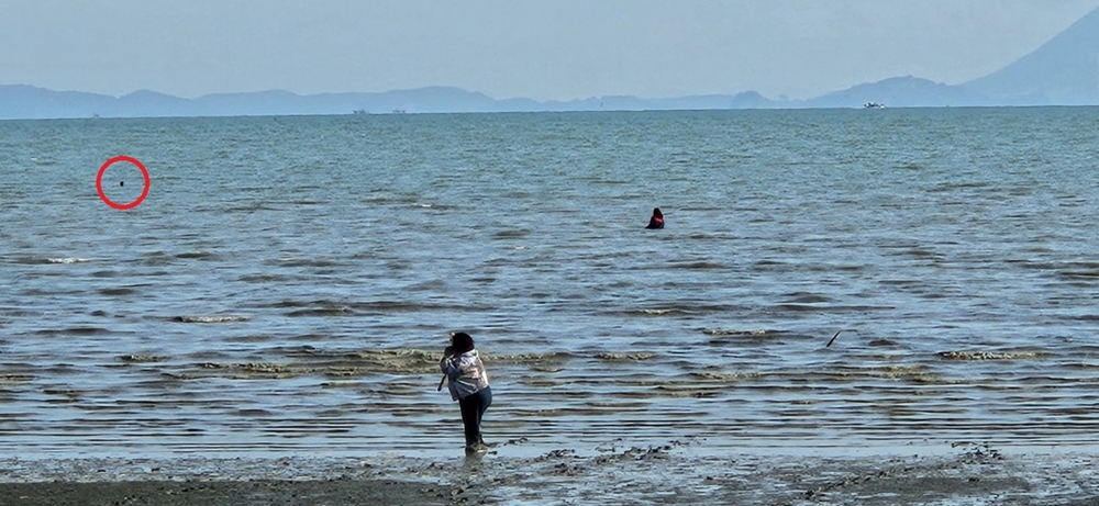 ▲구조대상자에게 접근하는 소방대원
