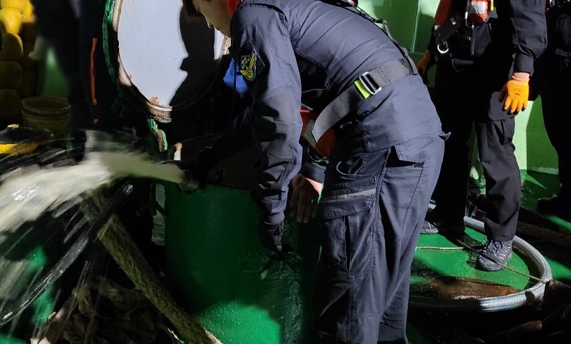 ▲ 해양경찰이 사고선박에서 배수작업을 진행중이다