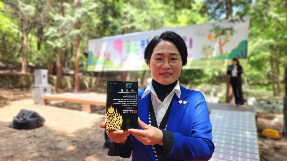 ▲ ‘무장애 나눔길’ 확산 공로패 수상한 민덕희 시의원